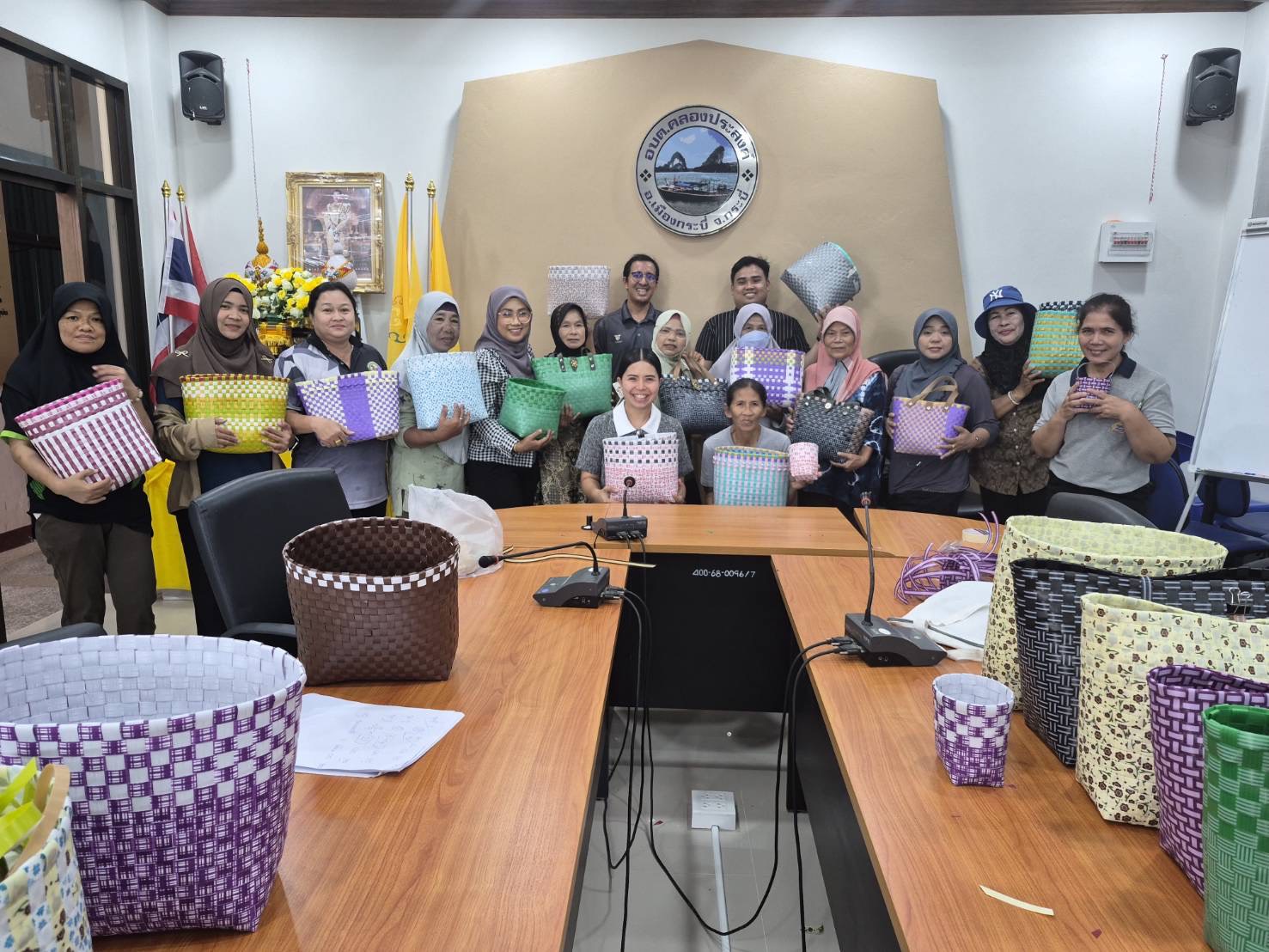 สพอ.เมืองกระบี่ เข้าร่วมโครงการจัดฝึกอาชีพสานกระเป๋าจากเส้นพลาสติกให้แก่ผู้สูงอายุในชุมชน