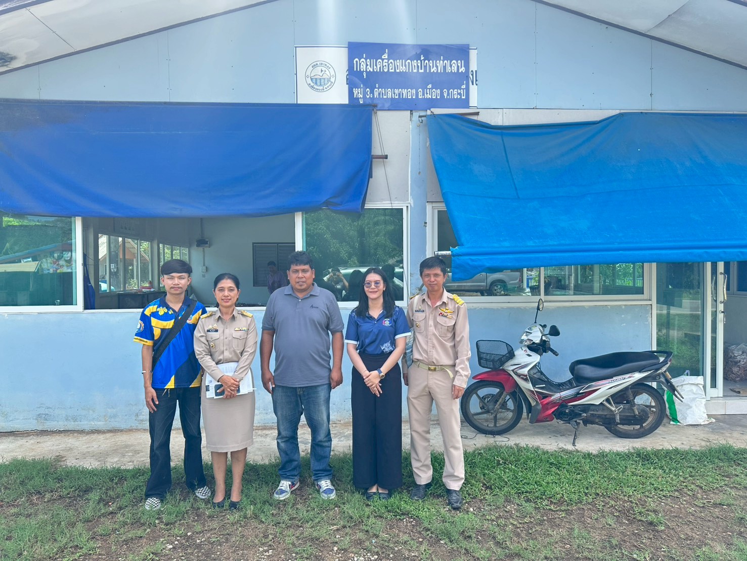พช.เมืองกระบี่ให้กำลังใจผู้ประกอบการ OTOP เครื่องแกงบ้านท่าเลน